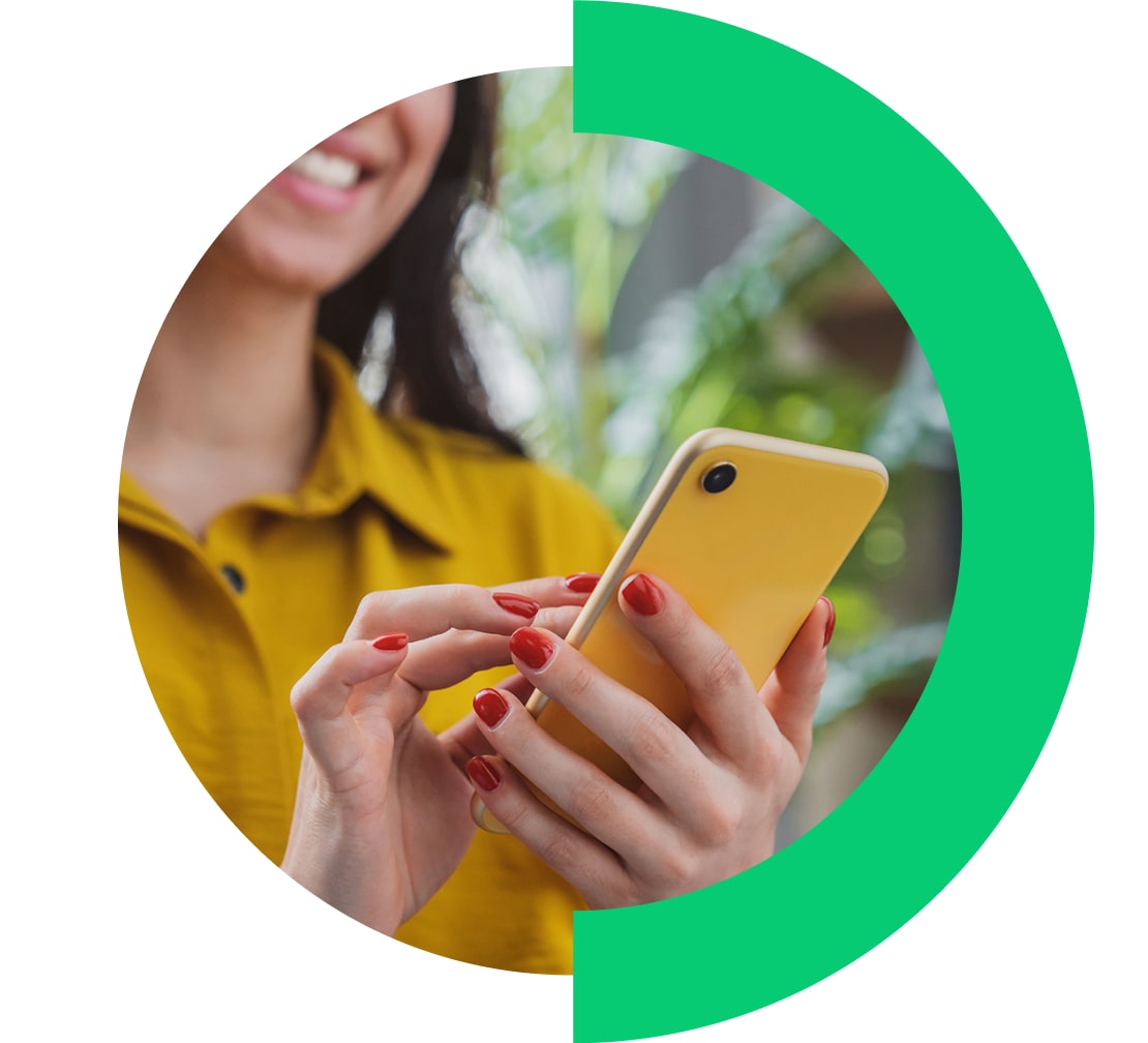 Mulher interagindo com o GoTo Training pelo telefone, em trânsito.