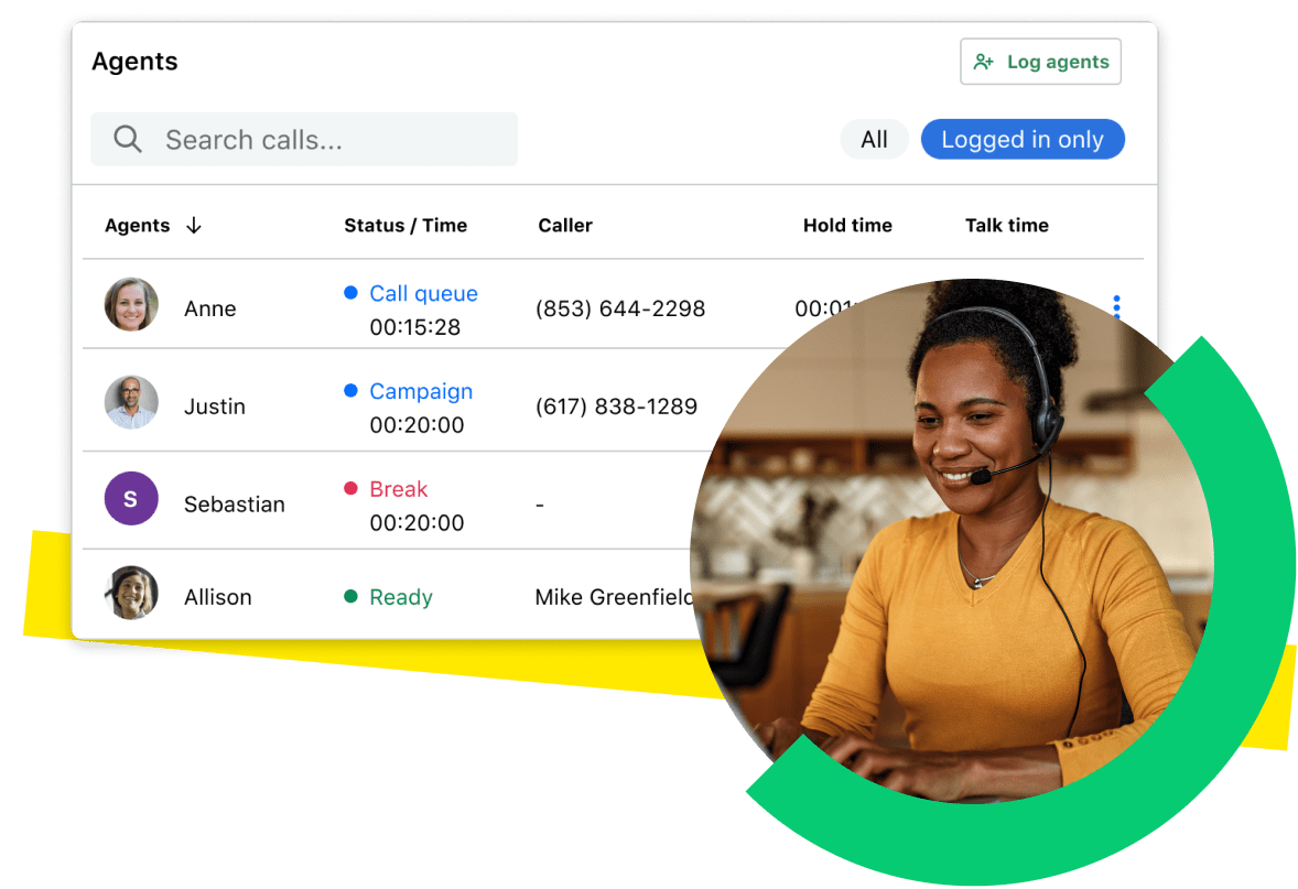Helpdeskmedewerker die haar dashboard bekijkt, met daarop een lijst met adviseurs en hun huidige status in de wachtrij voor gesprekken, en of ze ingelogd zijn of pauze hebben.