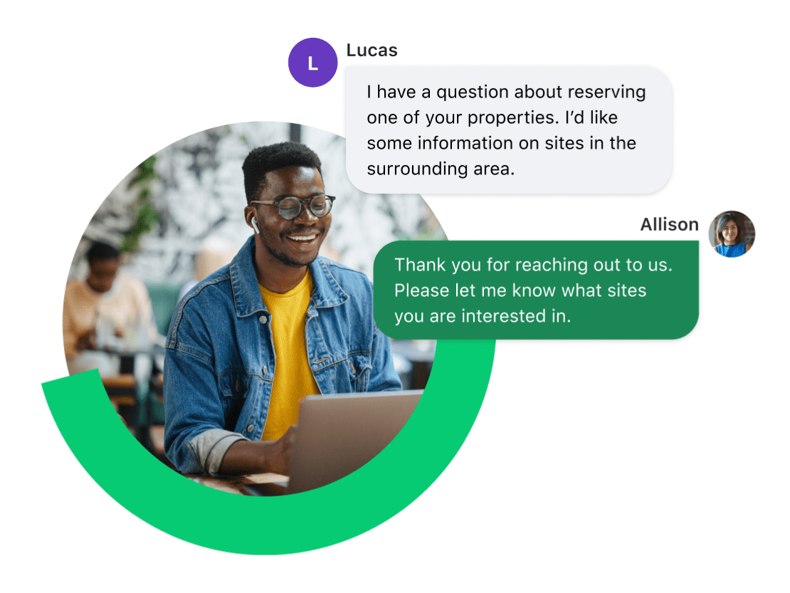 Un client sourit alors qu’il discute par chat avec Alison, une représentante du service client.