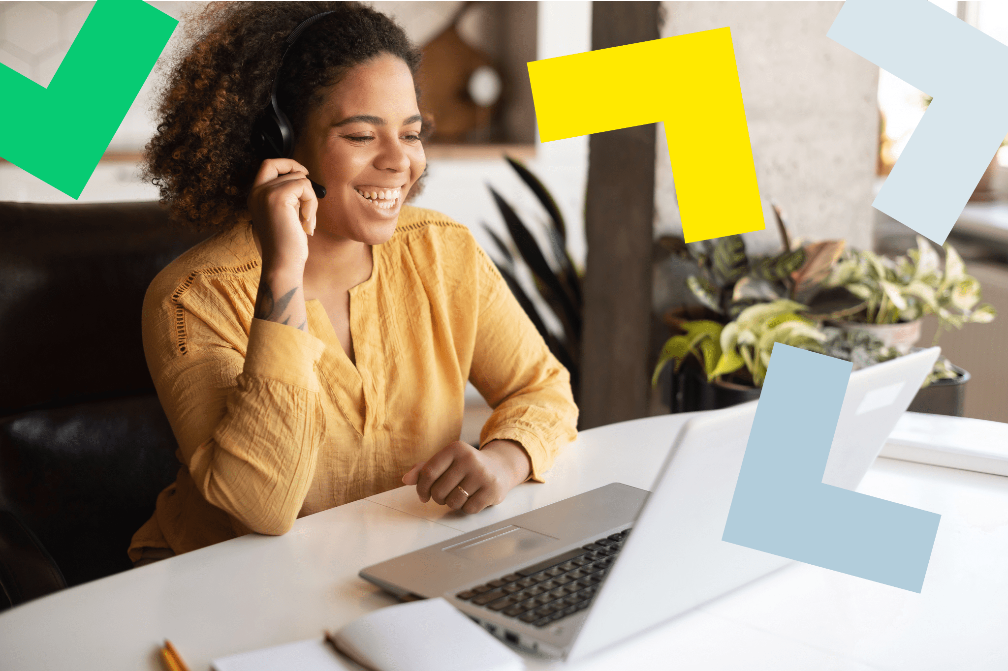 Una persona risponde a una chiamata tramite GoTo Connect su dispositivo mobile mentre lavora sul laptop