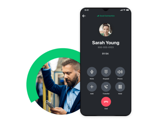 Un uomo partecipa a una conferenza audio di GoTo mentre viaggia in treno.