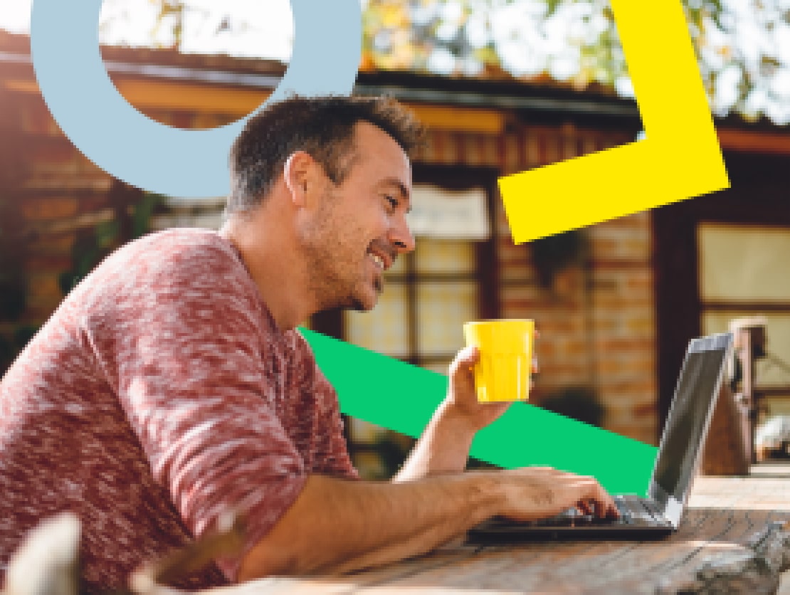 Un homme heureux de travailler à distance depuis son patio.
