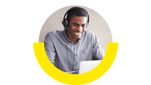 Representante de asistencia sonriendo con los auriculares puestos