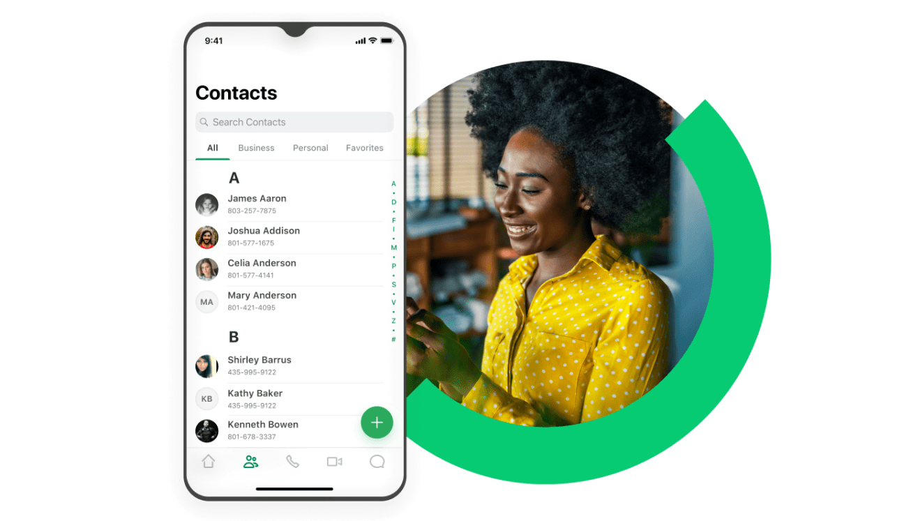 Una cliente che si diverte al telefono con un agente di vendita. L'agente di vendita con le cuffie e la cliente sul suo telefono personale.