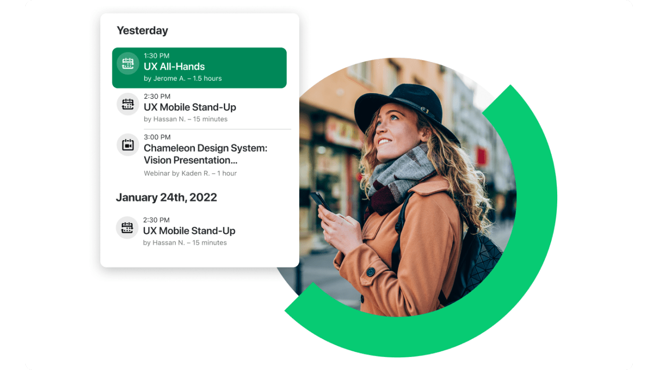 Un dipendente controlla le riunioni precedenti e quelle imminenti tramite il proprio dispositivo mobile.