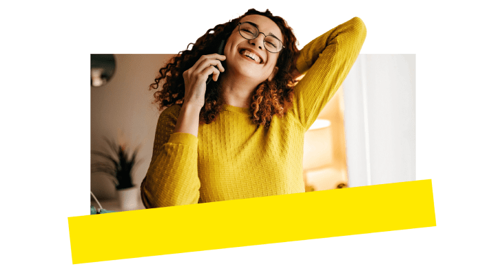 Vrouw die een gesprek heeft via haar GoTo Connect-nummer voor haar mobiele telefoon.