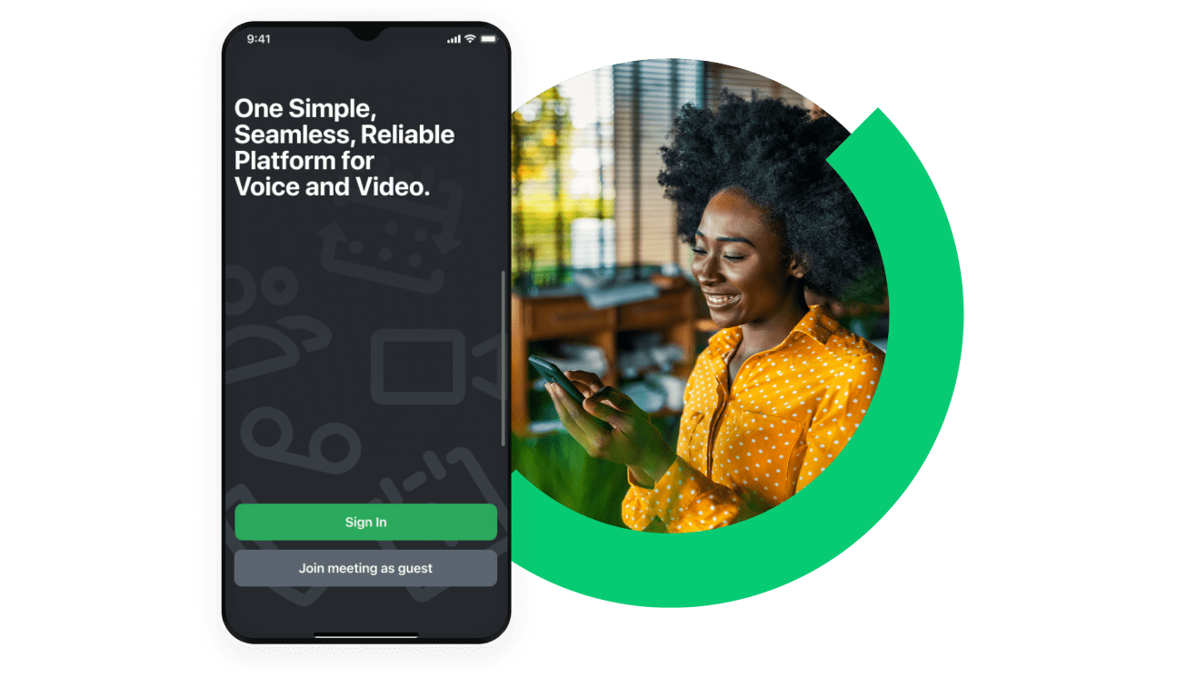 Une employée qui sourit alors qu’elle intègre GoTo Connect sur son téléphone mobile.