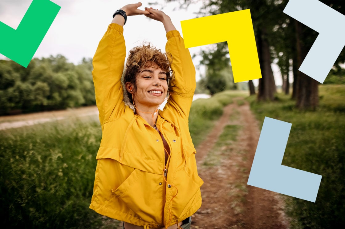 Een vrouw die geniet van buiten zijn terwijl ze op afstand deelneemt aan een gesprek.