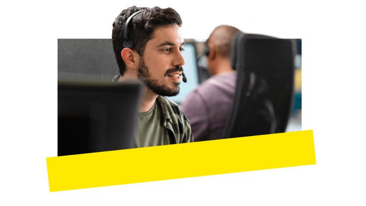 Un agente del team di supporto in uno spazio adibito a ufficio si mette in contatto con i clienti.