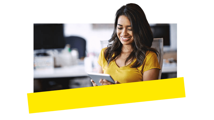 Una dipendente usa gli strumenti per agenti di GoTo Connect sul suo tablet.