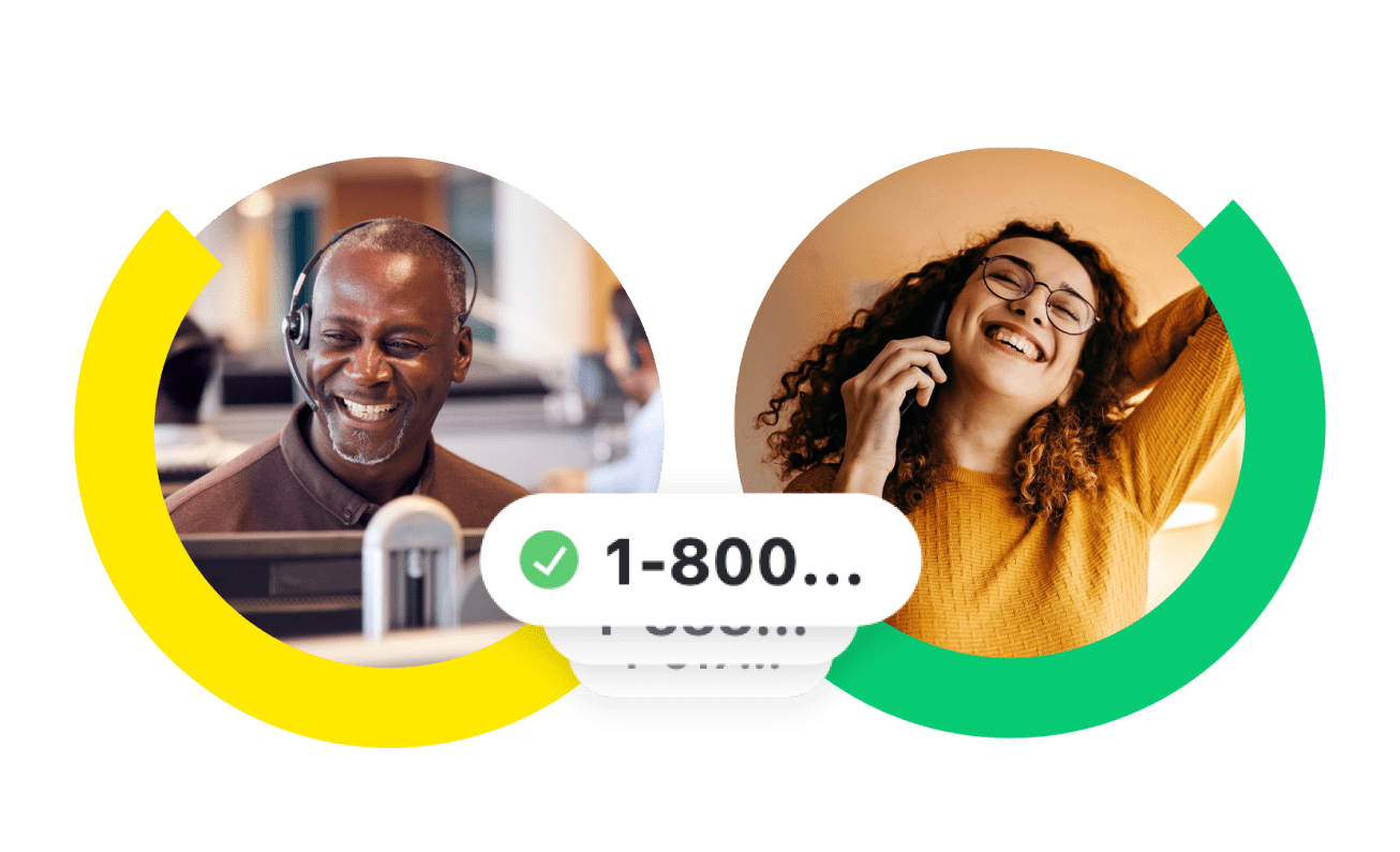 Twee medewerkers die een prettig gesprek voeren. Eén medewerker belt met een headset en de andere met een privételefoon.