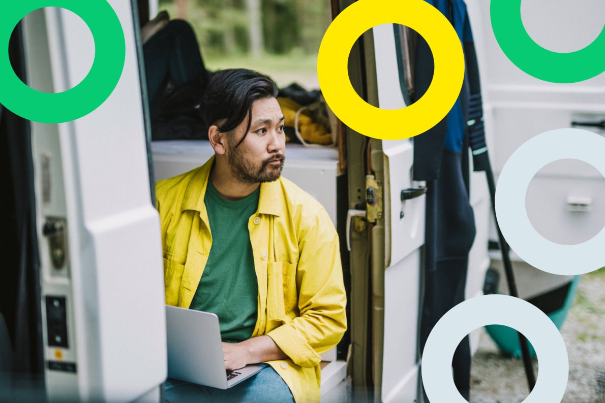 Een medewerker die onderweg tools voor samenwerking op afstand gebruikt op zijn laptop.