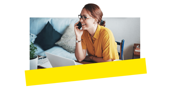 Een medewerker die lacht en VoIP gebruikt op haar eigen iPhone.