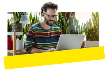 Profissional usando um notebook e um software da GoTo em home office para trabalhar com a equipe.