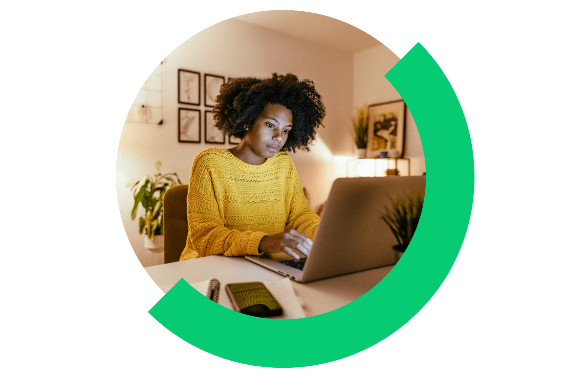 Vrouw die een trainingssessie op afstand volgt via GoTo Webinar.