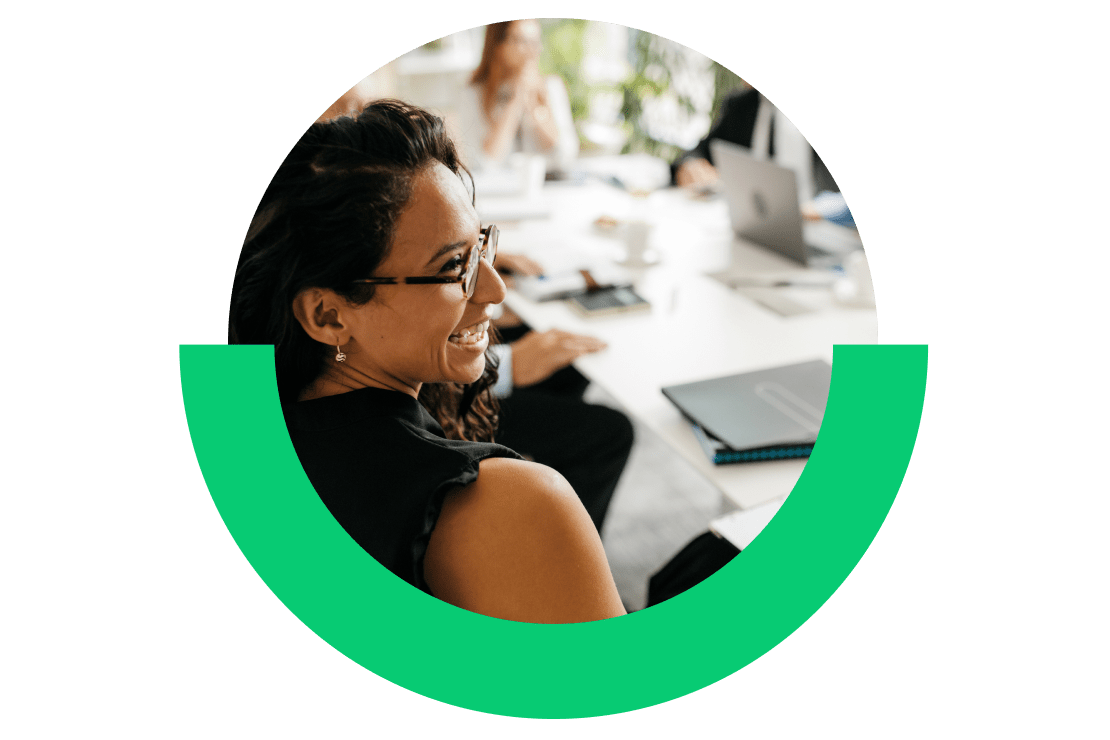 Direttrice marketing che suggerisce l'argomento di un webinar.