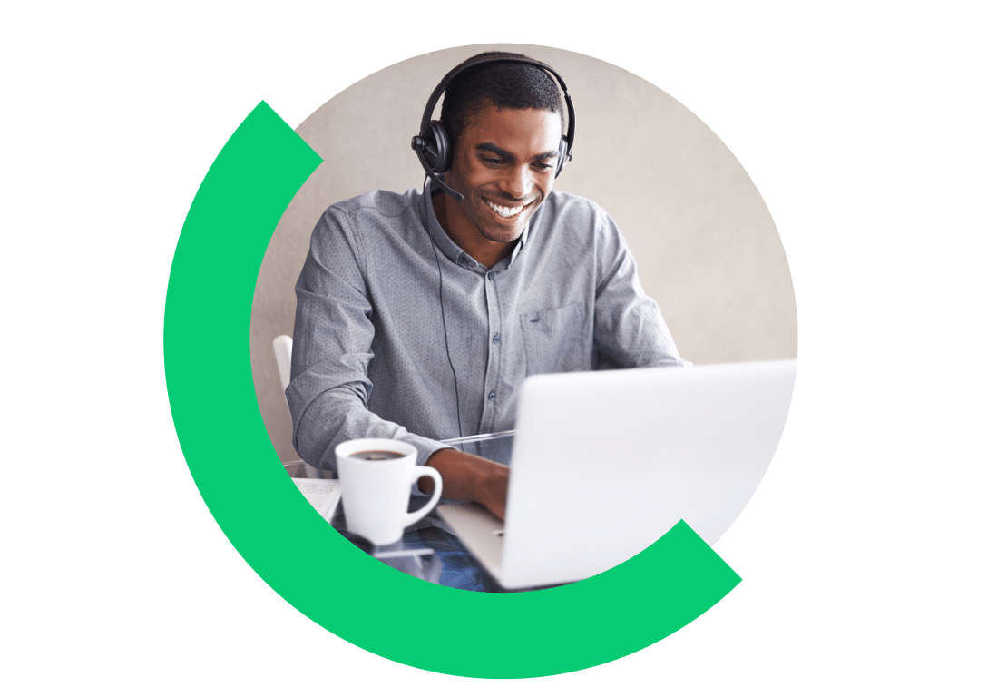 Um agente de atendimento ao cliente dando assistência com necessidades pós-venda do cliente.