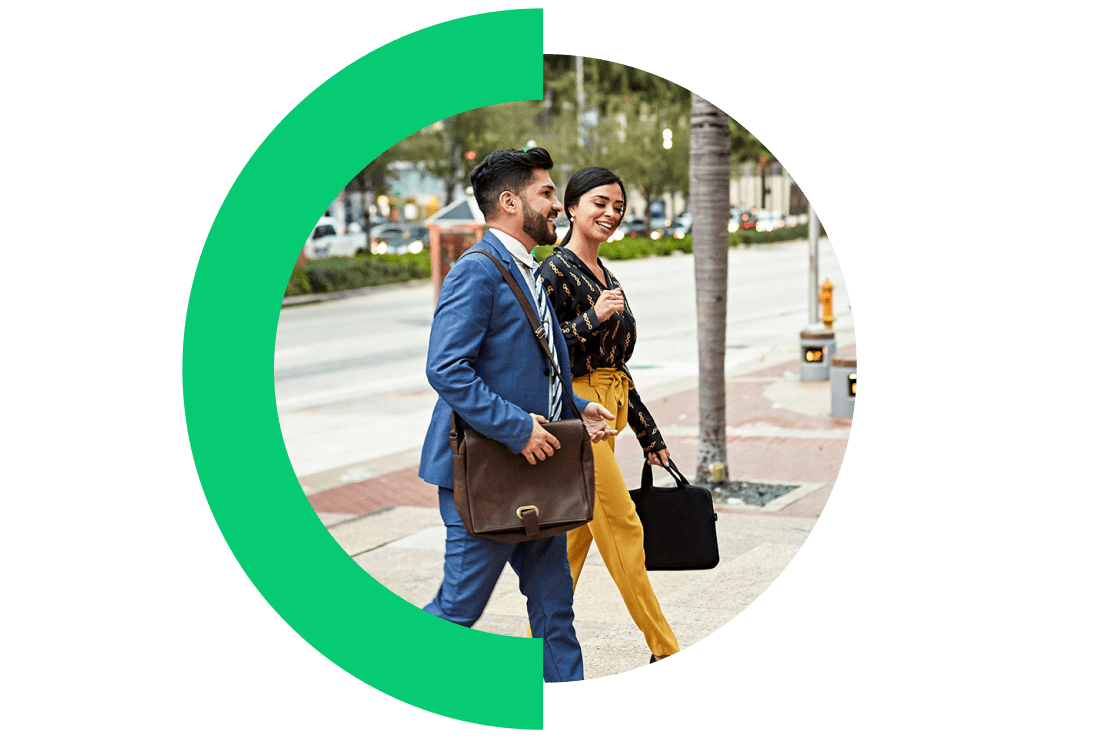 Dois funcionários de escritório discutindo os pontos positivos de um webinar de que participaram recentemente.