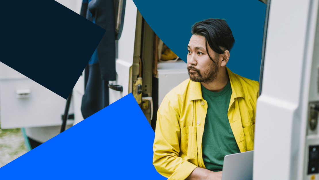 Employé à distance portant une chemise jaune et travaillant dans son van lors d’un road trip.