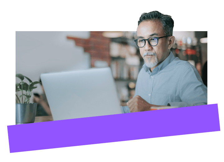 Uomo che utilizza le funzionalità di accesso remoto di GoTo Resolve come mezzo per la gestione sicura del team informatico.