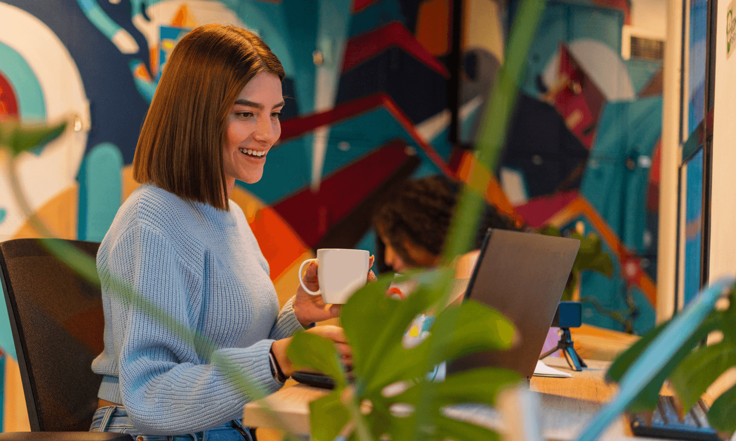 Femme souriante travaillant sur son ordinateur portable.
