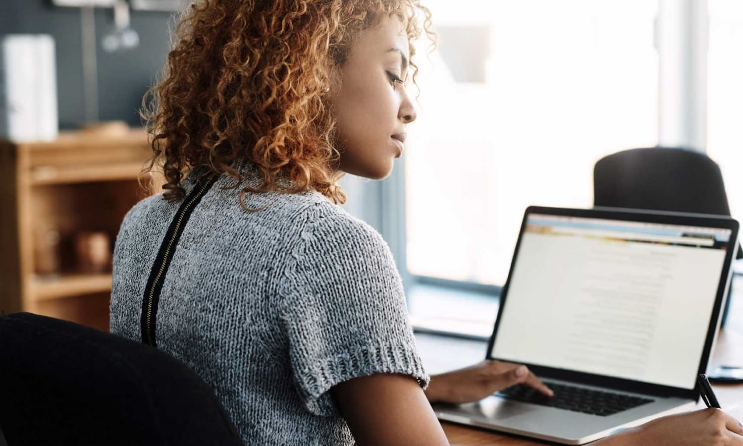 Mulher trabalhando no notebook.