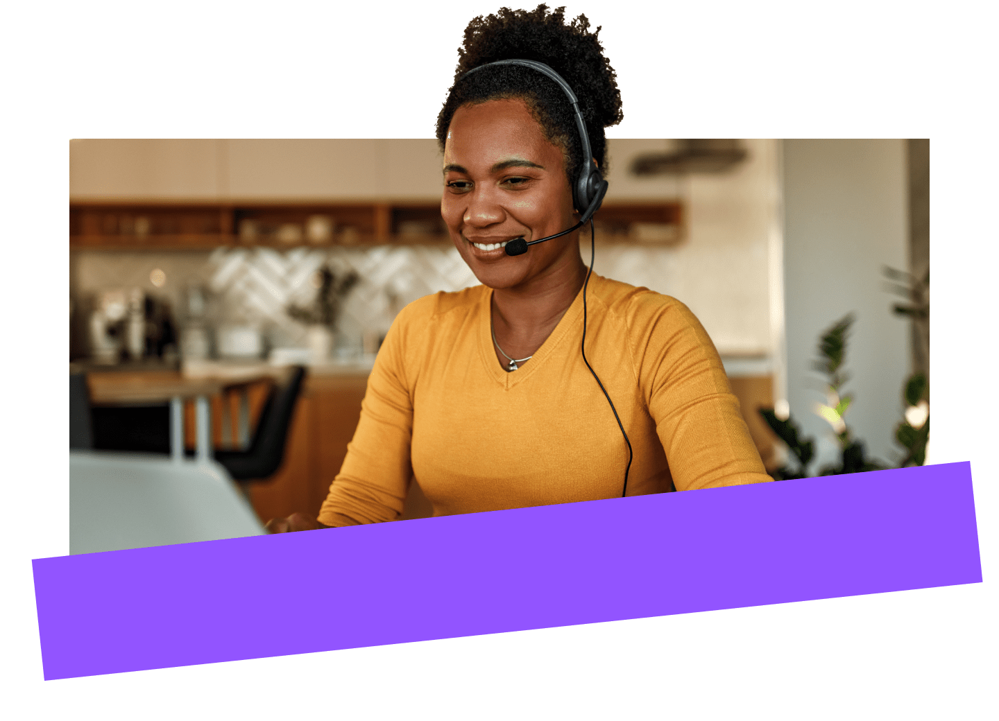 Administrador de TI observando em um notebook pontos de dados e indicadores-chave de desempenho sobre os dispositivos gerenciados da empresa em painéis e relatórios extraídos da plataforma de gerenciamento de dispositivos móveis.