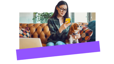 Employé en télétravail en train d’être aidé par téléphone par son service d’assistance informatique