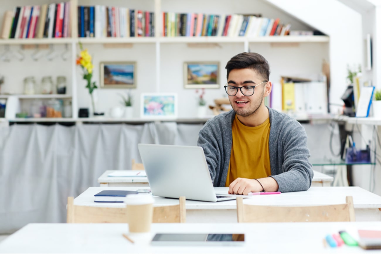 Funcionário usando a tecnologia RMM de gerenciamento e monitoramento remoto do GoTo Resolve no notebook.
